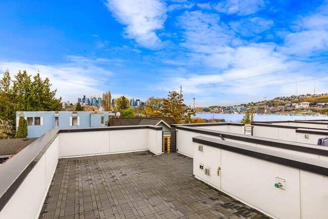 Building Photo - Eastlake 3 Bedroom Townhouse with Rooftop Deck/Views