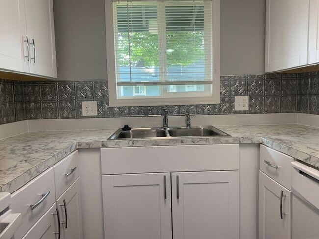 Building Photo - Updated 2 bedroom ranch in north Loveland!...