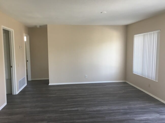 Building Photo - Stunning 5-Bedroom Home for Rent in Desirable Corona Neighborhood!