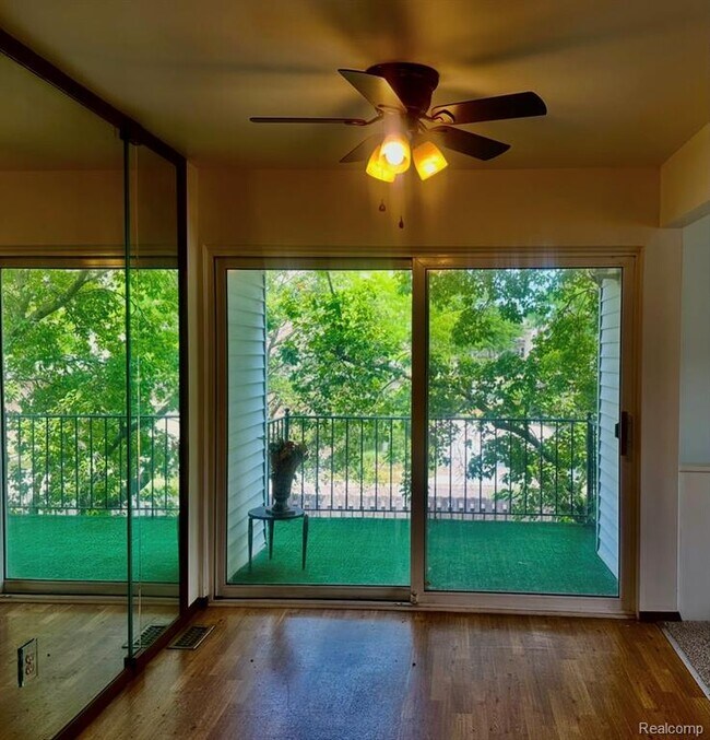 Building Photo - 26070 N Lake Dr