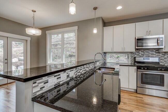 Building Photo - Gorgeous,  North Asheville Cottage