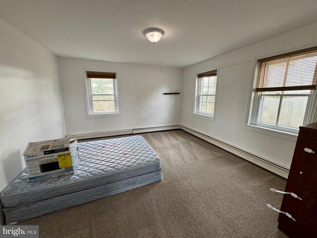 Building Photo - 180 Sassamansville Rd