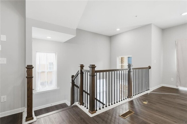 Building Photo - 318 Commons Ave