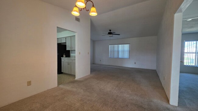 Building Photo - 3 Bedroom 2 Bath Home with a 2 car garage in Fairway Estates