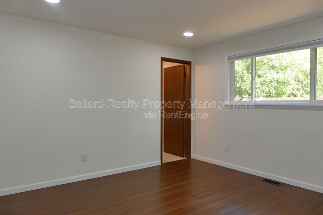 Building Photo - 2127 N 160th St