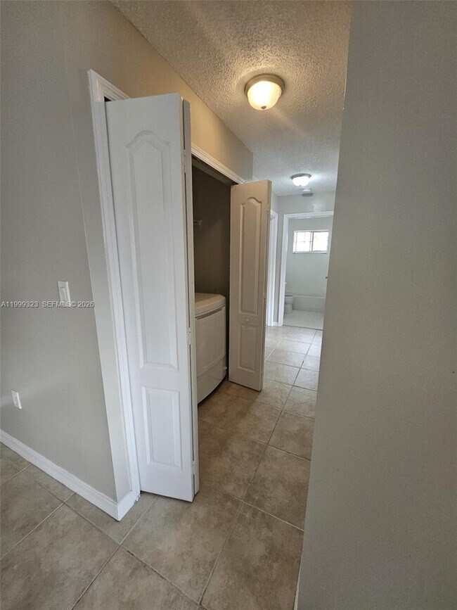 Building Photo - 2527 W 76th St