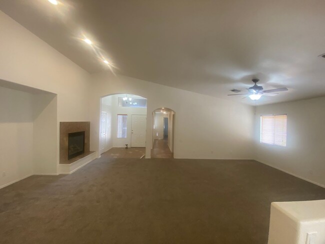 Building Photo - Stunning Home in Kingman – Spacious, Moder...