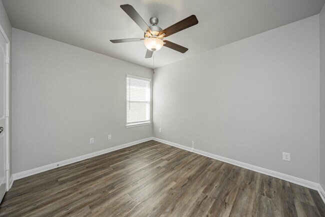 Building Photo - 623 Hollyhock Dr