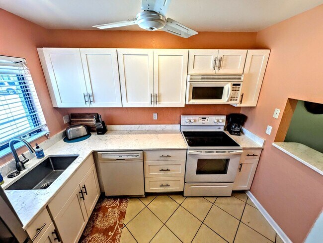 Building Photo - LEASE PENDING Annual/Seasonal turnkey furnished 2/2 end townhome in waterfront community by Siest...