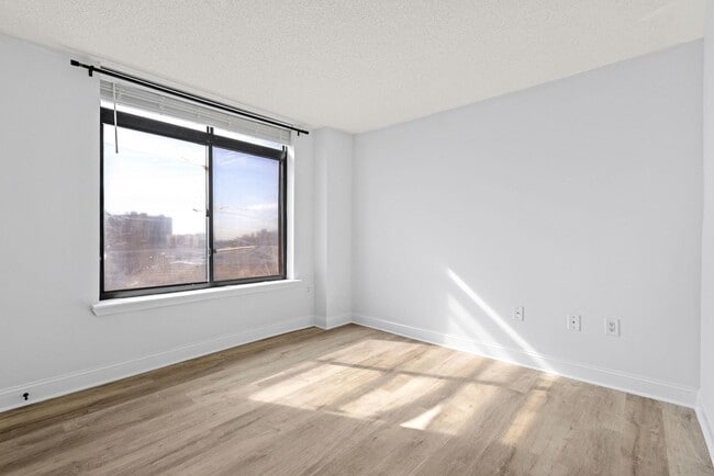 Building Photo - 700 1st St