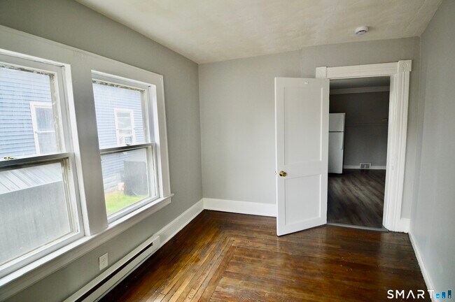Building Photo - 2310 Barnum Ave