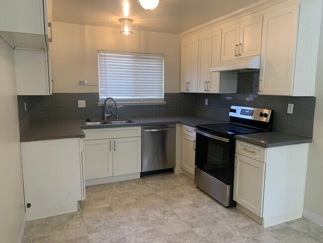 Building Photo - Rent Reduced-Won’t Last Long!!!