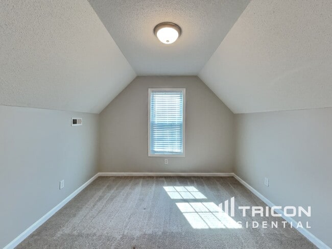 Building Photo - 25 Newbury Dr