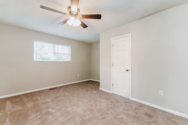 Building Photo - Renovated ~ 2 bedroom / 1.5 Townhome in We...