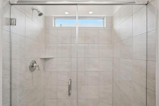 Building Photo - 806 Leavenworth Dr