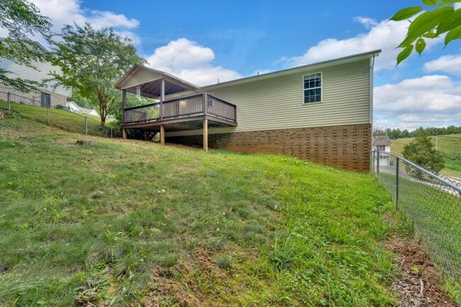 Building Photo - 227 Valley Crest Dr