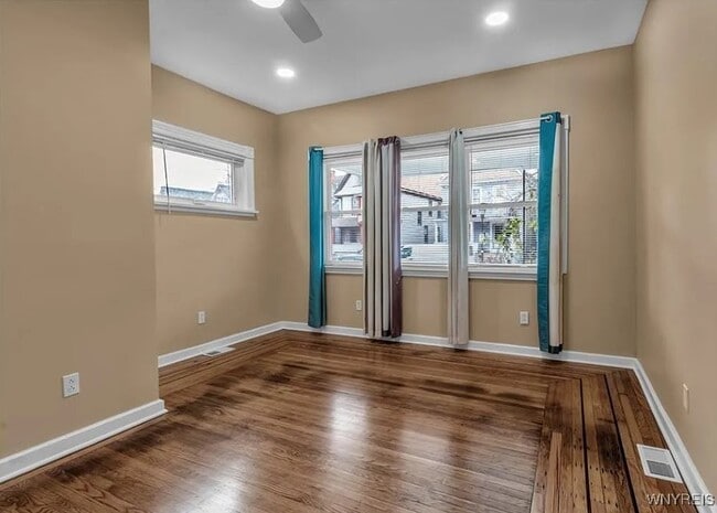 Building Photo - 378 Breckenridge St
