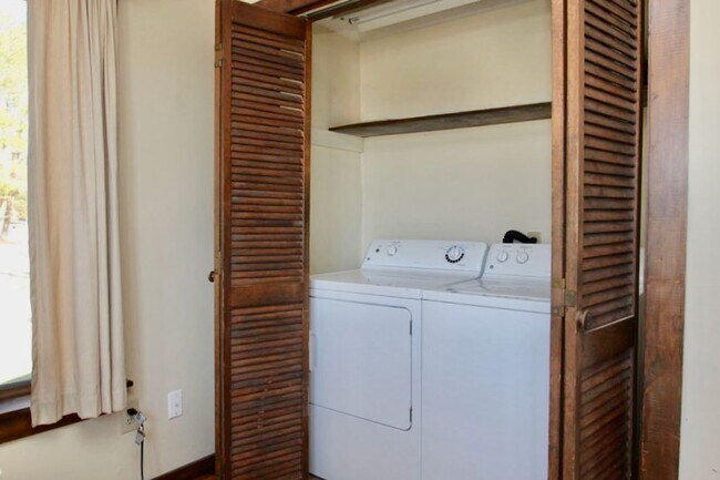Building Photo - Spacious Renovated Colonial on The Lebanon...