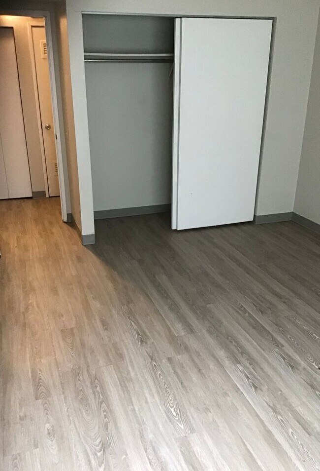 Building Photo - Comfortable 1 Bed Downtown