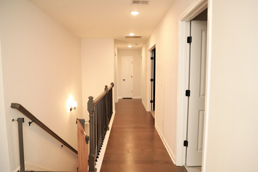 Building Photo - 810 Tiger Trl