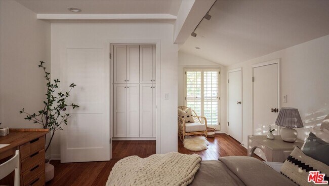 Building Photo - 5657 Valley Oak Dr