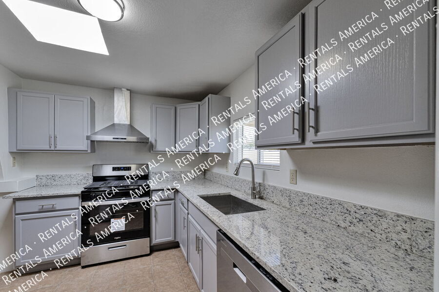 Building Photo - 2810 W Carnauba St