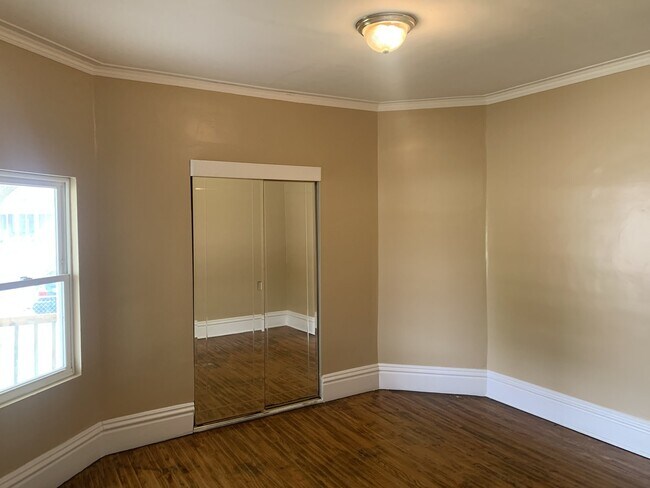Building Photo - 2 Bedroom Upper Close to Downtown!