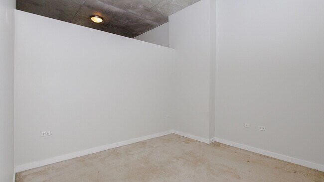 Building Photo - 235 W Van Buren St