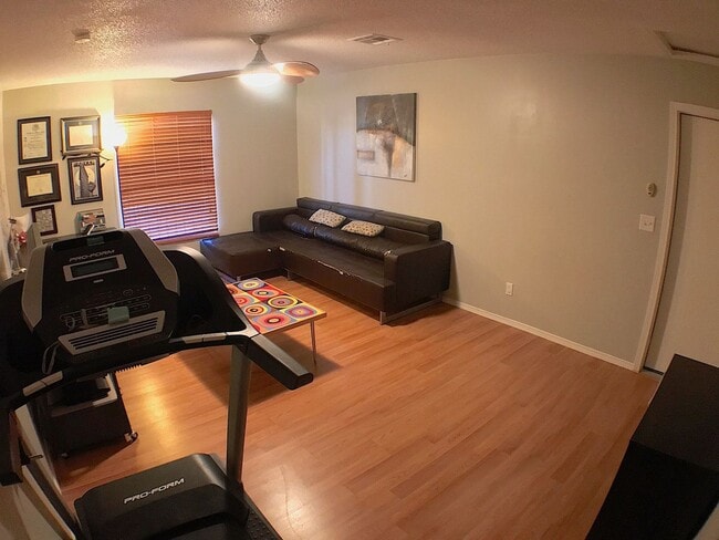 Building Photo - East El Paso 3bed/2bath Refrig A/C!