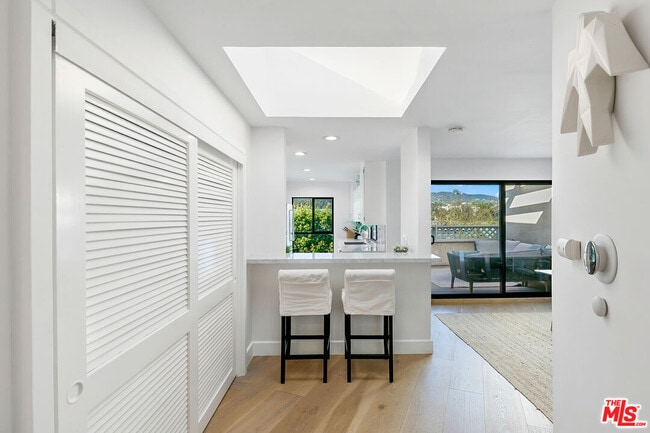 Building Photo - 6502 Dume Dr