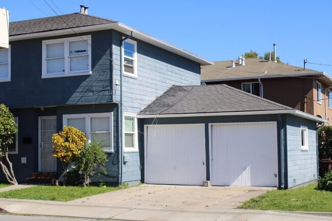 Building Photo - 400 33rd St