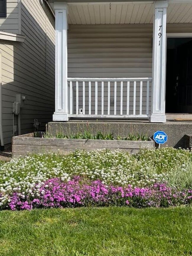 Building Photo - $500 Off first full month!!  3 Bedroom 2.5...