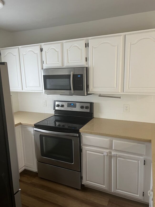 Building Photo - "PENDING APPLICATION" Charming 1 Bed/ 1 Bath Home with Large Yard