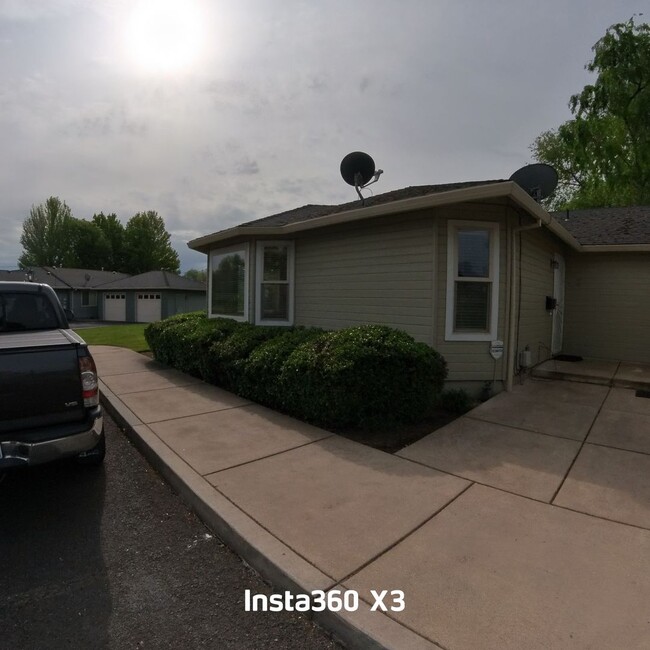 Building Photo - Charming 3 Bed 2 Bath Medford Townhome