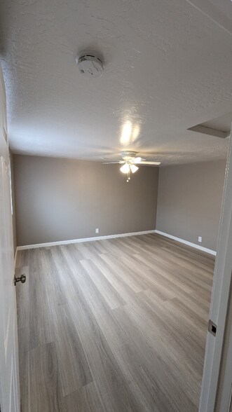 Building Photo - 834 S Spruce Rd