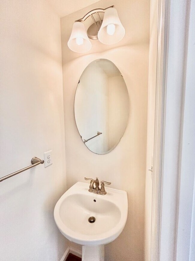 Building Photo - Welcome to the desirable Howard Square