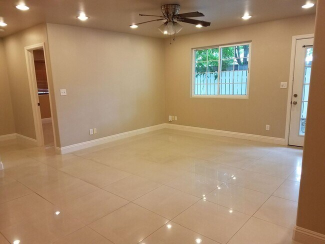 Building Photo - Pet Friendly, Ground Level, W/D, Great Location, Private fenced yard!