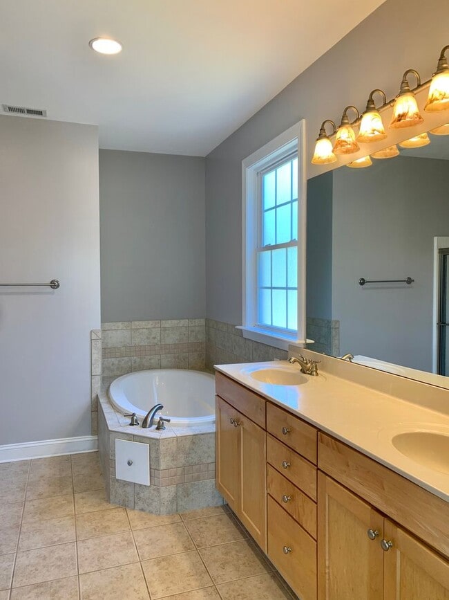 Building Photo - Great Home in Gated Community with Bonus Room!