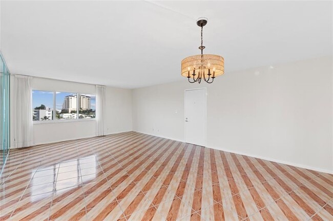 Building Photo - 720 Bayshore Dr