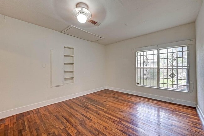 Building Photo - 6109 Saxon Dr