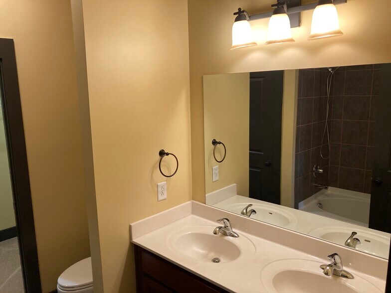 Master bath - 3018 Whitland Crossing Dr