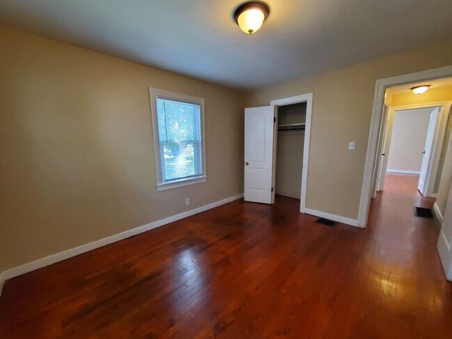 Building Photo - Belmont 2 Bedroom Bungalow