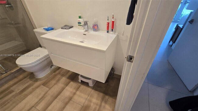 Building Photo - 9261 E Bay Harbor Dr