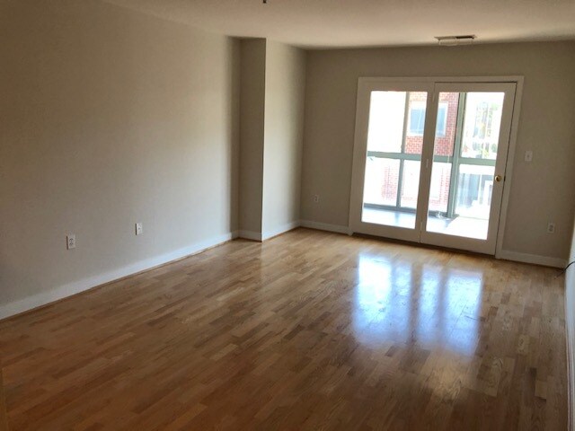 Living opens to balcony - 1045 N Utah St