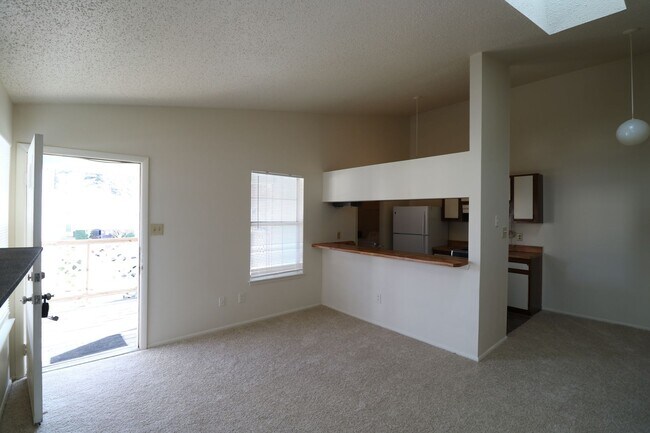 Building Photo - 2 bedroom 1 bath condo near Town Center in Virginia Beach!