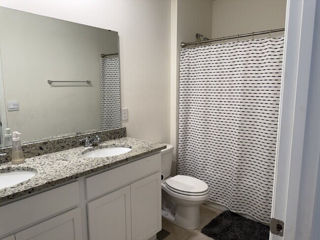 Building Photo - Large 4 Bedroom/2.5 Bathroom Home in Thompson Grove