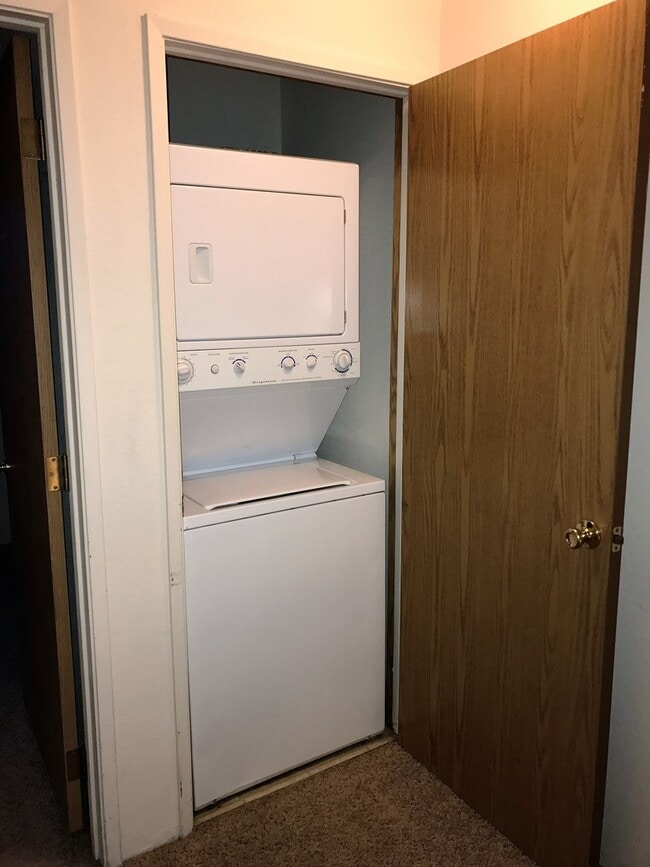 Building Photo - Two bedroom townhouse near Downtown!  Available Now