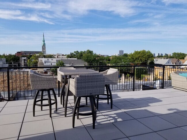 Building Photo - New Micro Studio in Lincoln Park