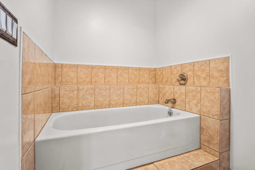 Master bath tub - 706 Sherwood Green Ct