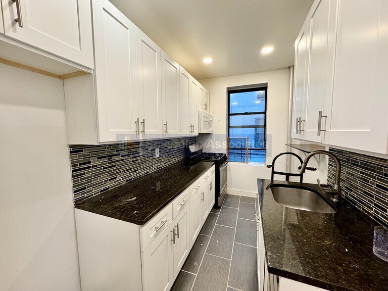 Building Photo - 645 W 160th St